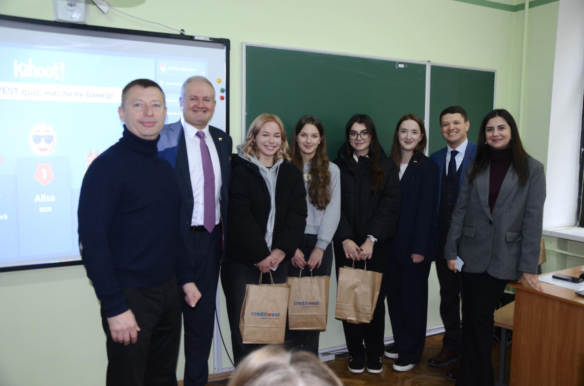 КАР'ЄРНИЙ АПГРЕЙД 2025: здобувачі факультету фінансів та цифрових технологій переймають soft skills від бізнес-лідерів!