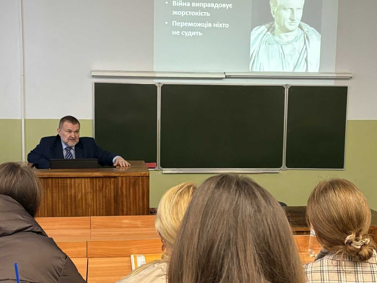 07.10.2025  відбулась гостьова лекція Даріуша Сєліцького - Старшого радника з розслідування міжнародних злочинів у Консультативній місії Європейського Союзу (EUAM) в Україні, міжнародного експерта у Міністерстві юстиції Польщі