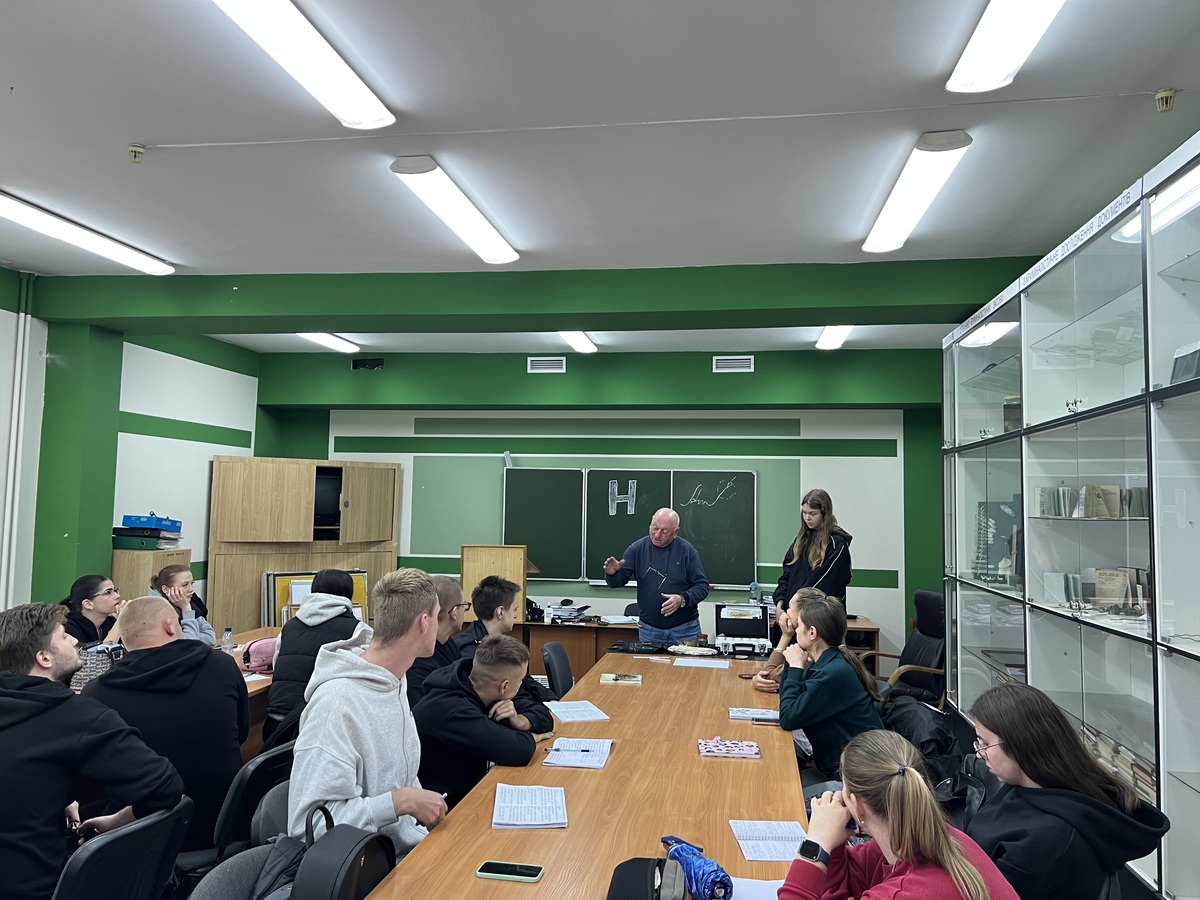 Здобувачі вищої освіти на практичному занятті з криміналістики опанували основи дактилоскопії під керівництвом к.ю.н., доцента Лазебного Анатолія Миколайовича