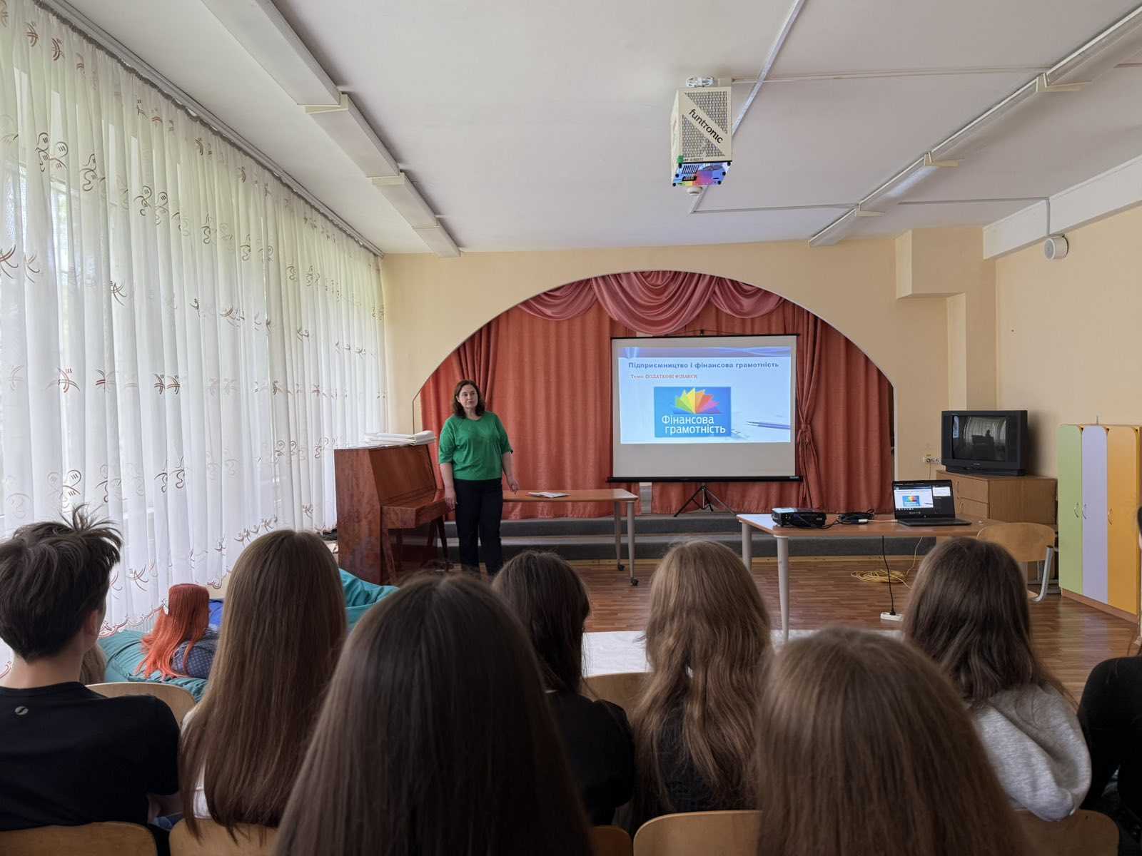 Податкові фінанси для старшокласників Святошинського району м. Києва