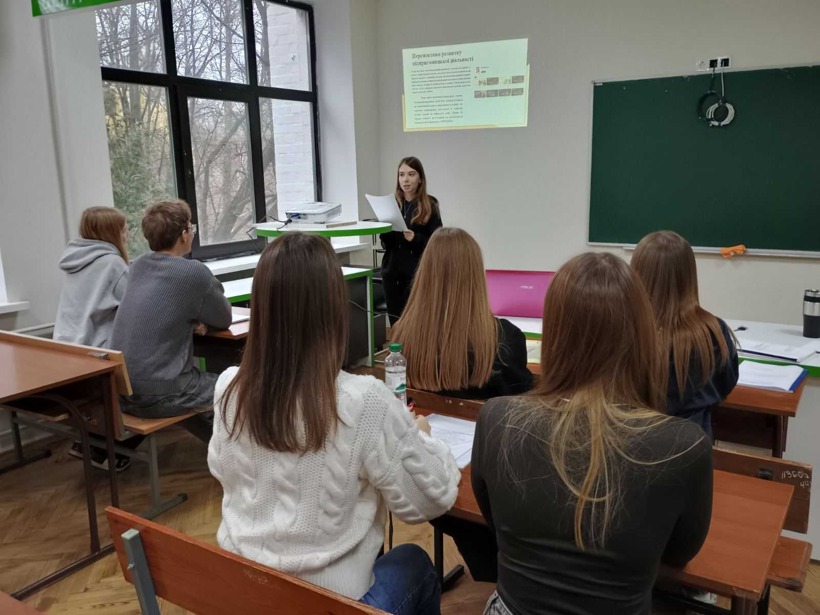 5 листопада 2025 року на кафедрі управління та бізнес-адміністрування Державного податкового університету відбулося планове засідання студентського наукового гуртка «Економіст&підприємець»