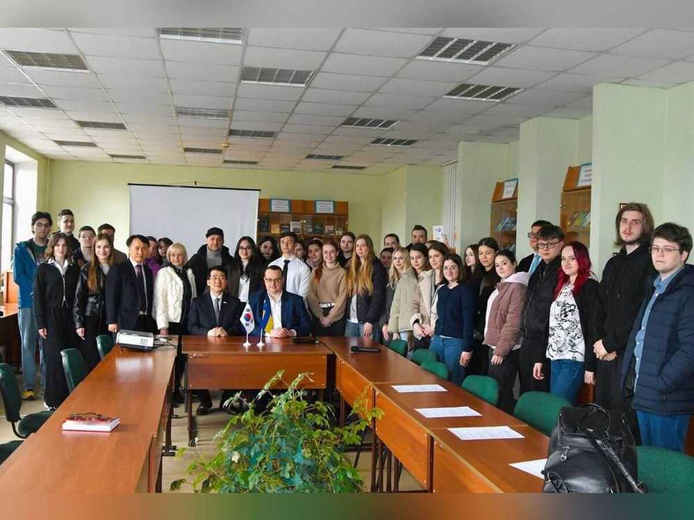 Надзвичайний і Повноважний Посол Республіки Корея в Україні Пак Кічанг у Науковій бібліотеці Державного податкового університету